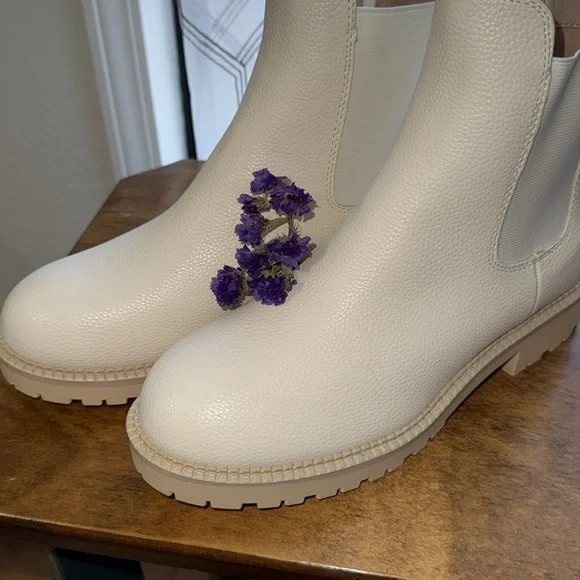 ZBY Cream Chelsea Boots - Picture 8 of 8